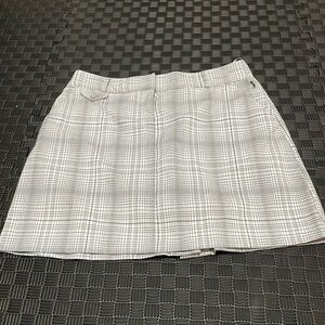 I ZOD cool-fx golf skirt with built in shorts. size 4 checkered pattern